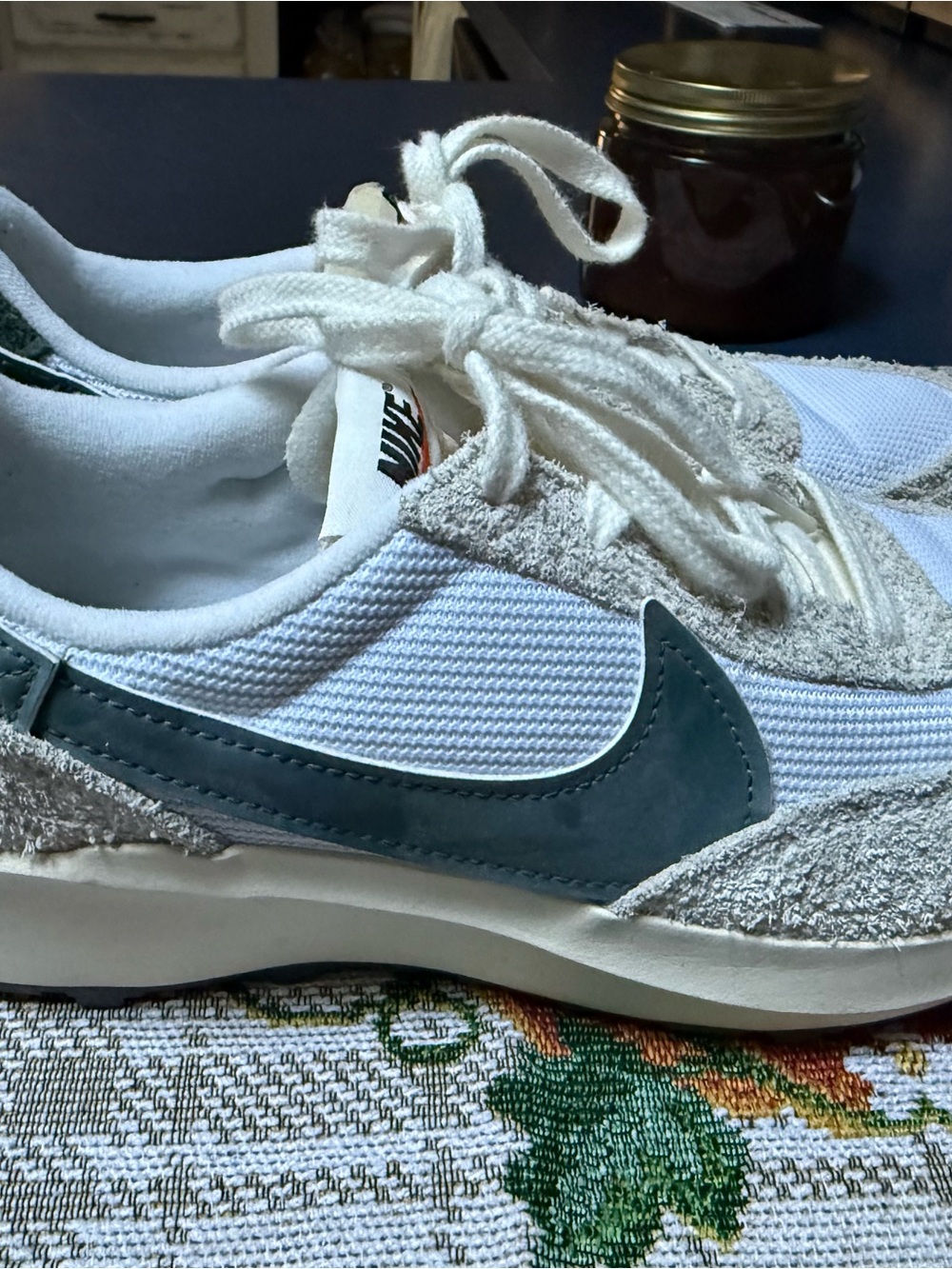 Nike women’s waffle shoe (green Nike)